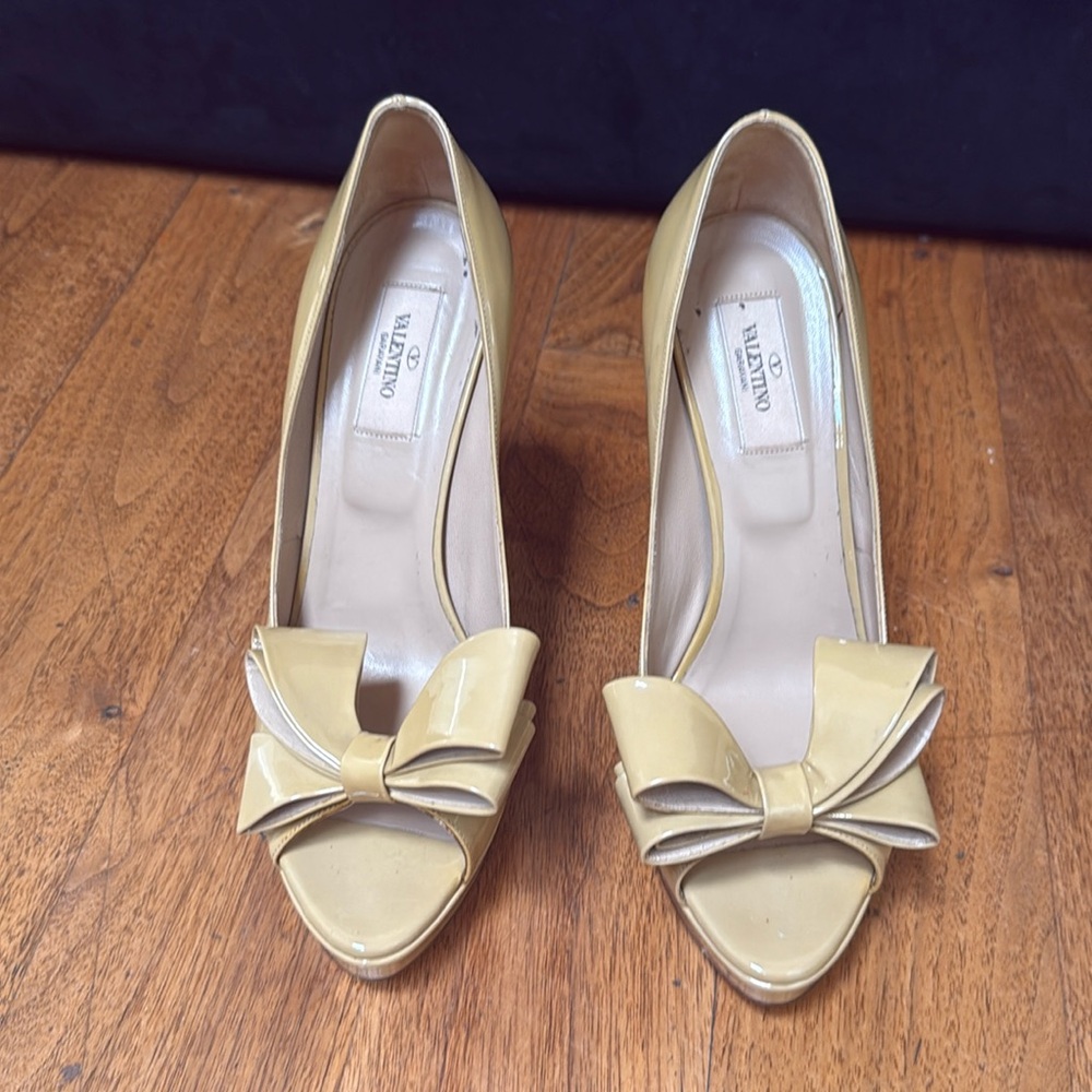 Valentino patent leather beige pump with bow